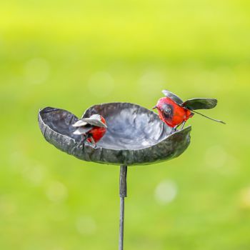 Metalen tuinbeeld van een voederschaal hart, gemaakt door een Afrikaanse kunstenaar. 